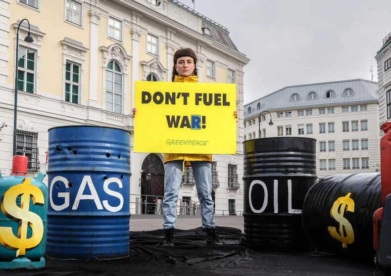 Dont_fuel_war_greenpeace.png