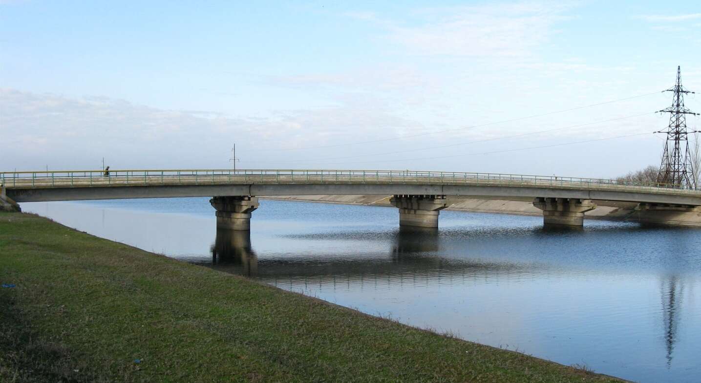 Ponte sul Canale della Crimea settentrionale nei pressi del villaggio di Sofievki 2