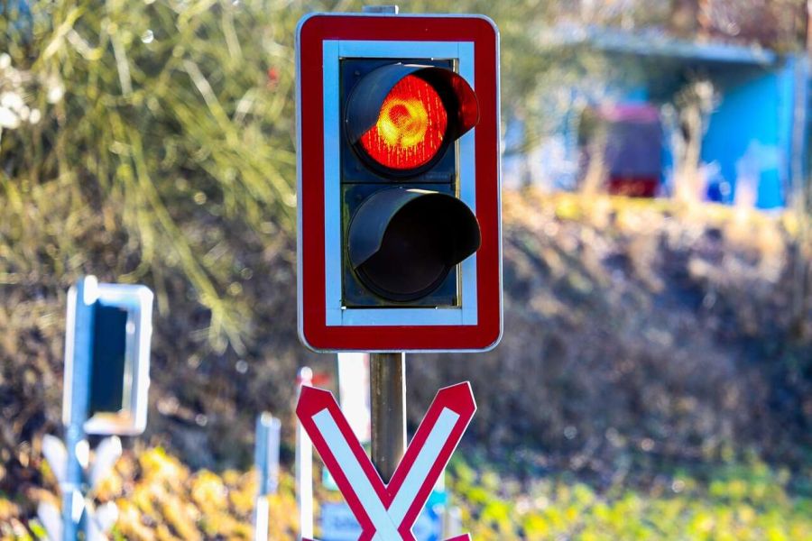 Quando il sole fa scattare il verde: il rischio invisibile delle tempeste solari per il traffico ferroviario