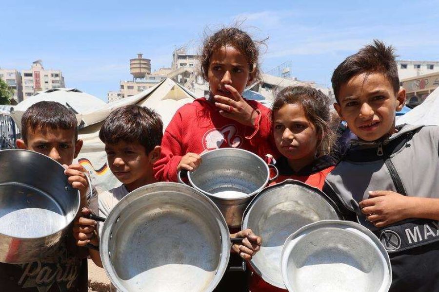 A Gaza entrano i primi aiuti, ma la situazione resta drammatica e si intensificano i bombardamenti israeliani