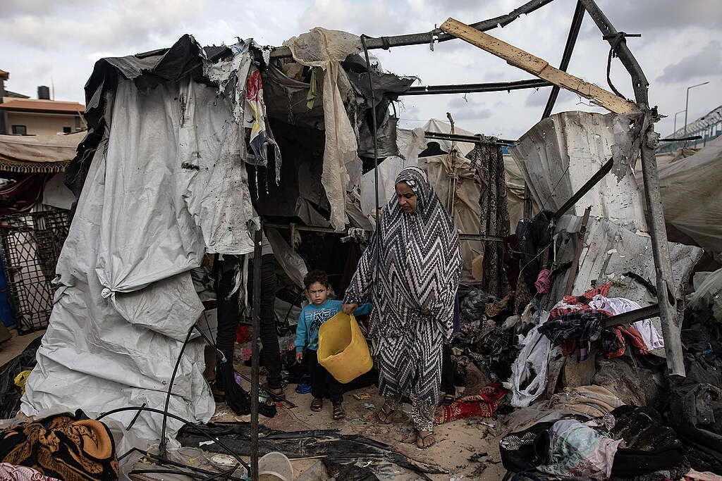 Danni dovuti a un attacco israeliano in un’area di Rafah che ospita civili sfollati, nel sud della Striscia di Gaza, 28 maggio 2024. EPA/HAITHAM IMAD