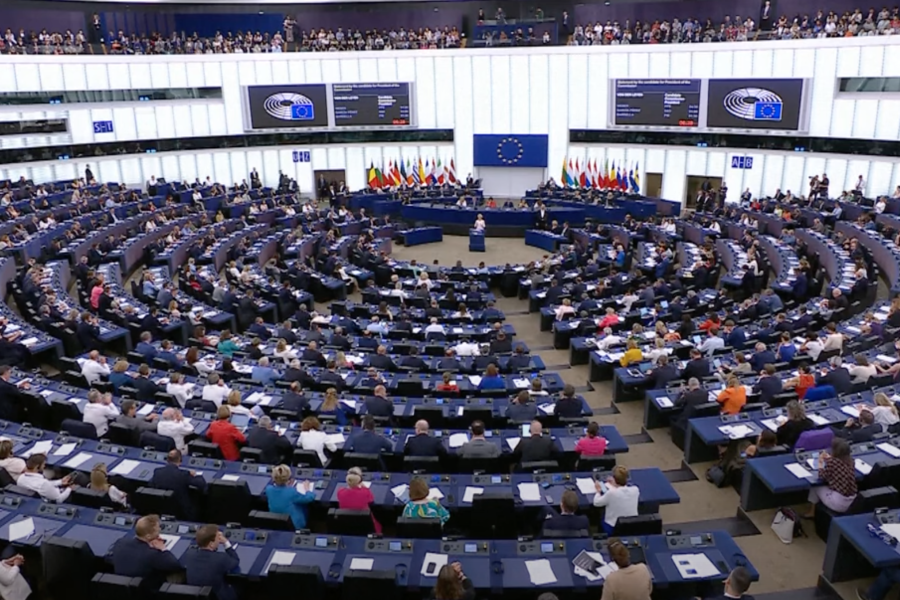 Carbon tax, sì del Parlamento europeo alla semplificazione della Cbam: esenzione per il 90% degli importatori