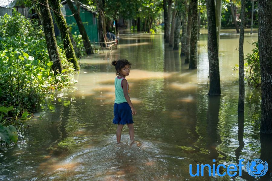 Futuro difficile per i bambini in un mondo trasformato da crisi climatiche, migrazioni e disparità tecnologiche